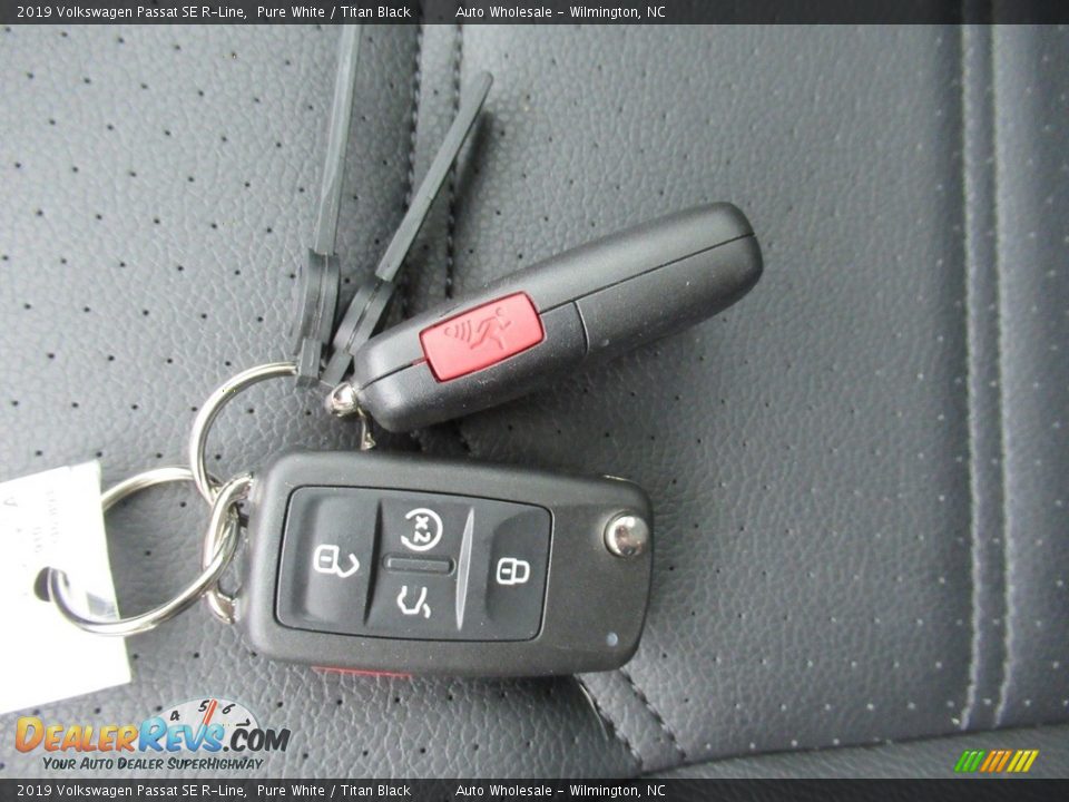 Keys of 2019 Volkswagen Passat SE R-Line Photo #20
