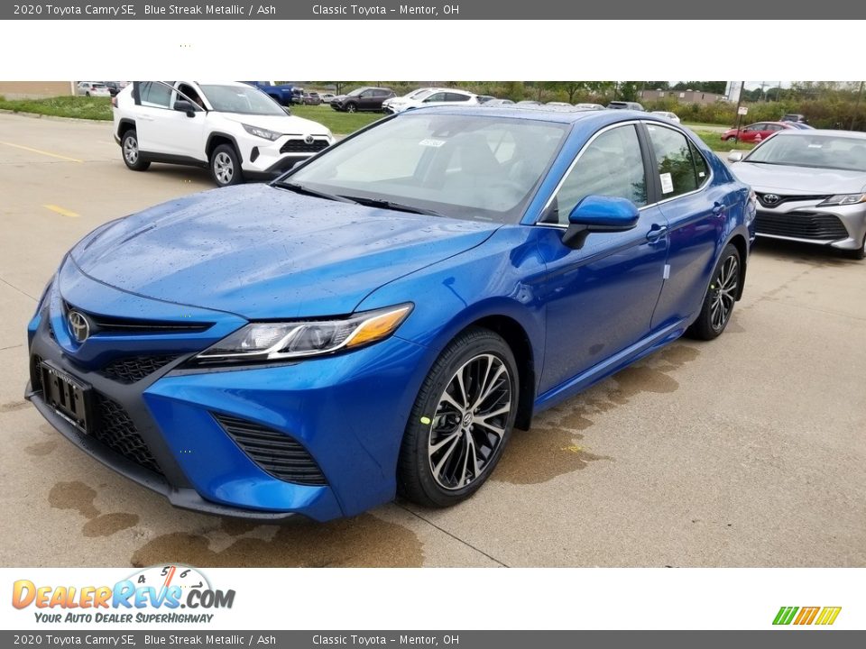 Front 3/4 View of 2020 Toyota Camry SE Photo #1