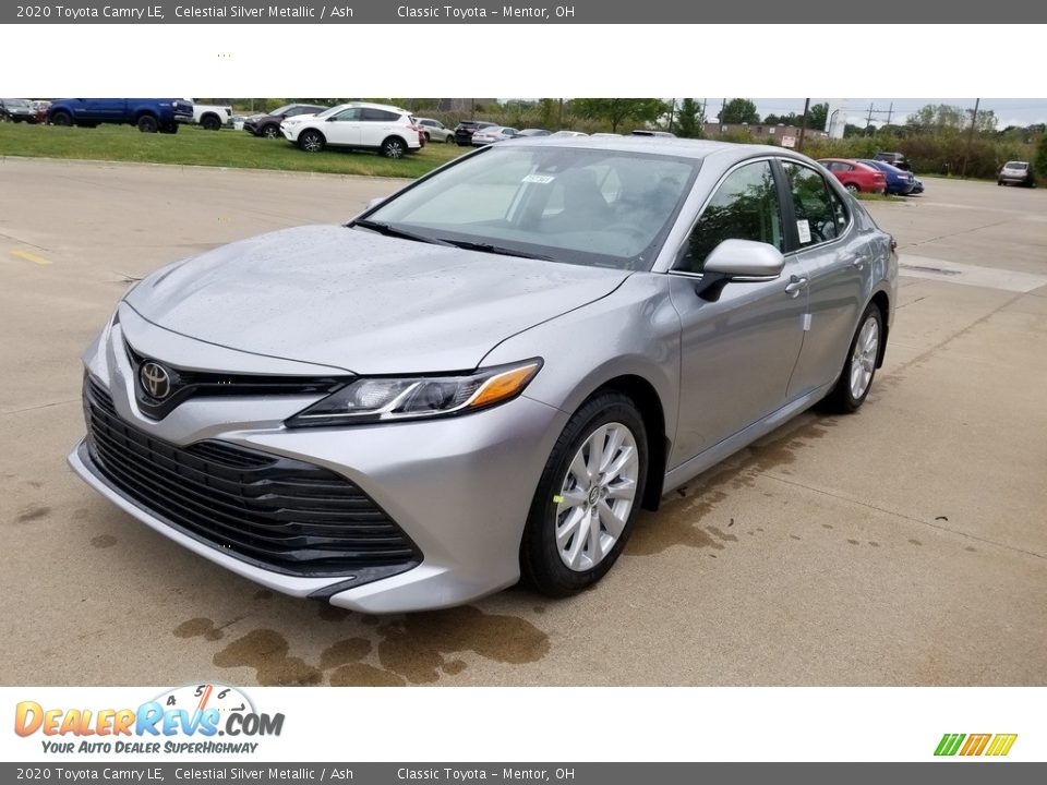 Front 3/4 View of 2020 Toyota Camry LE Photo #1