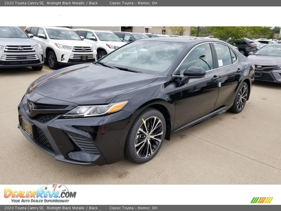 Front 3/4 View of 2020 Toyota Camry SE Photo #1