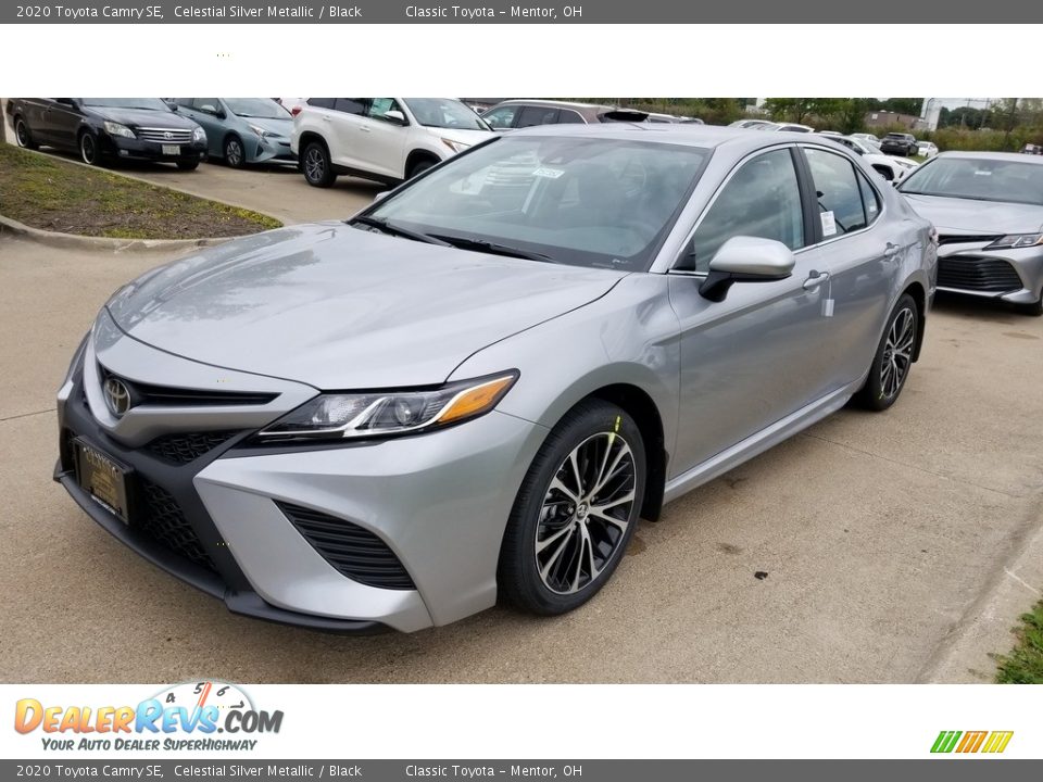 Front 3/4 View of 2020 Toyota Camry SE Photo #1