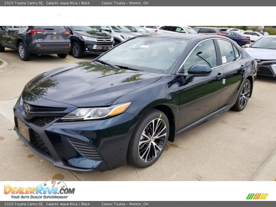 Front 3/4 View of 2020 Toyota Camry SE Photo #1