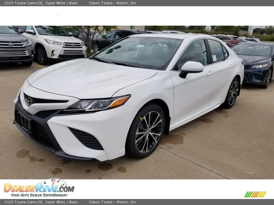 Front 3/4 View of 2020 Toyota Camry SE Photo #1