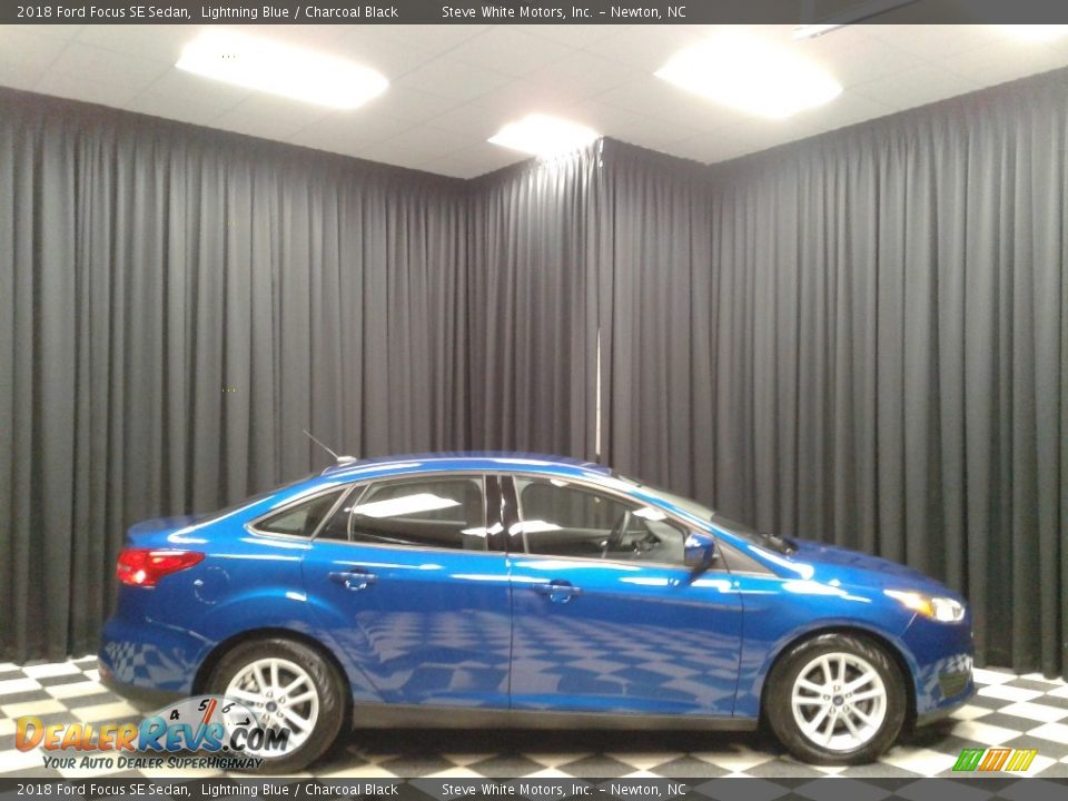 2018 Ford Focus SE Sedan Lightning Blue / Charcoal Black Photo #5