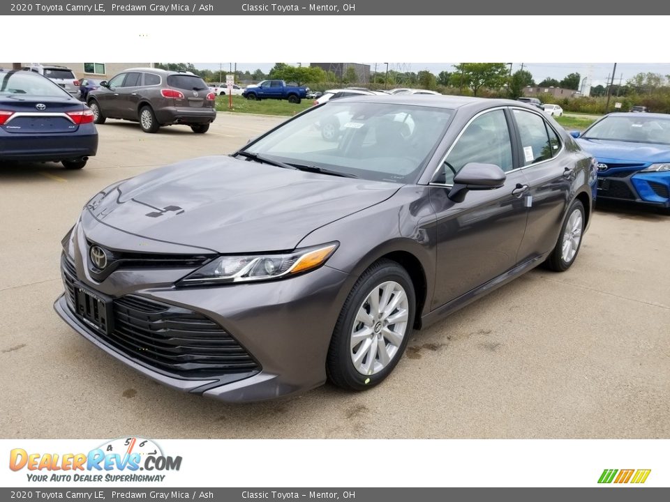 Front 3/4 View of 2020 Toyota Camry LE Photo #1