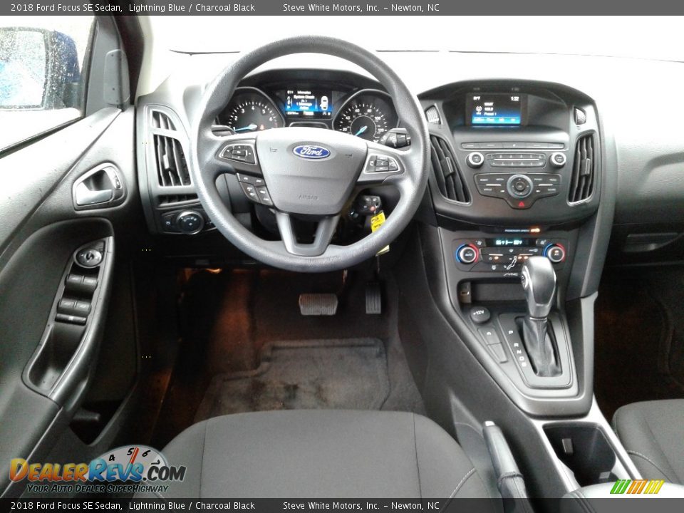 2018 Ford Focus SE Sedan Lightning Blue / Charcoal Black Photo #26