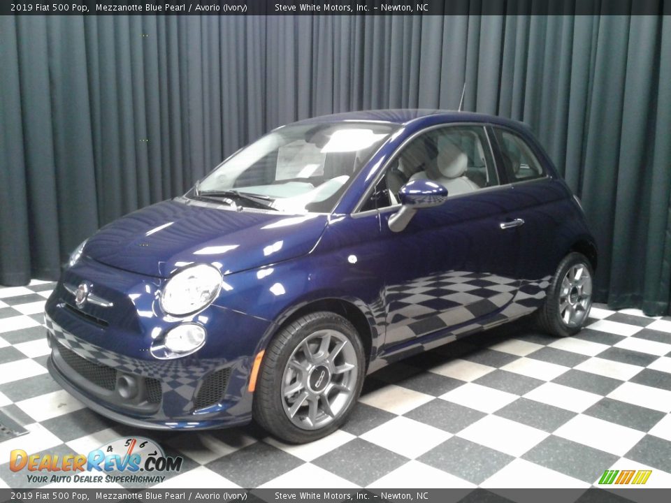 Front 3/4 View of 2019 Fiat 500 Pop Photo #2