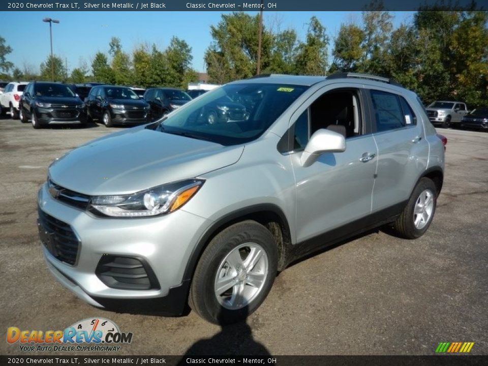 Front 3/4 View of 2020 Chevrolet Trax LT Photo #1