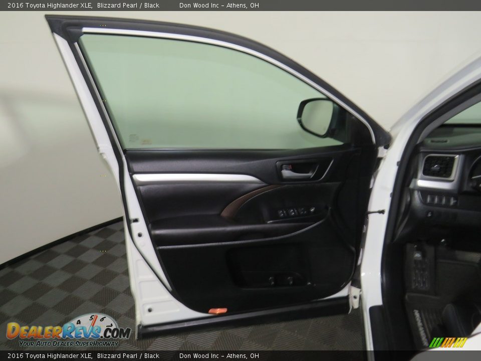 2016 Toyota Highlander XLE Blizzard Pearl / Black Photo #17