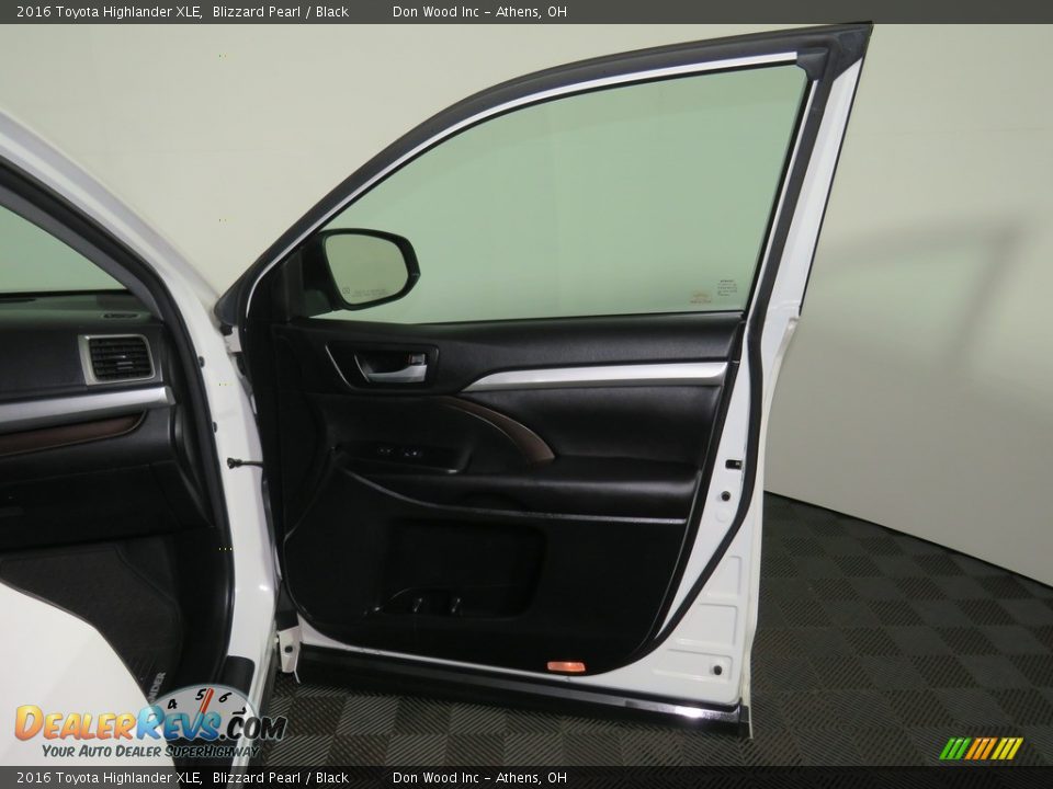 2016 Toyota Highlander XLE Blizzard Pearl / Black Photo #26