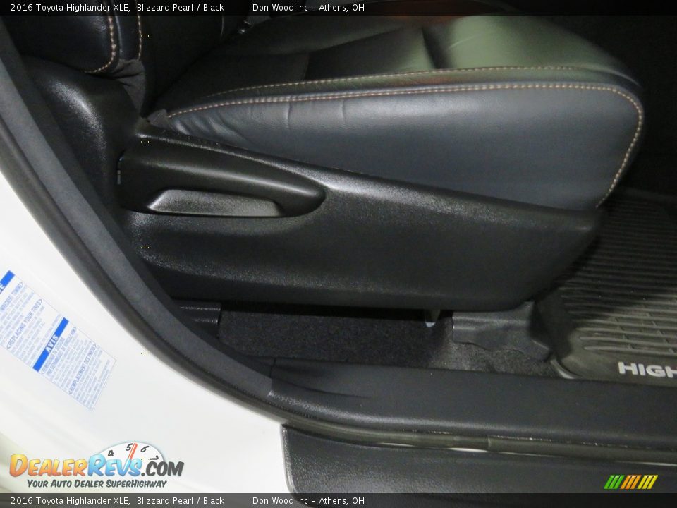 2016 Toyota Highlander XLE Blizzard Pearl / Black Photo #27