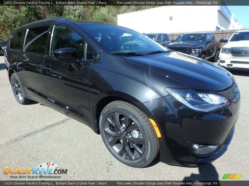 Front 3/4 View of 2020 Chrysler Pacifica Touring L Photo #8