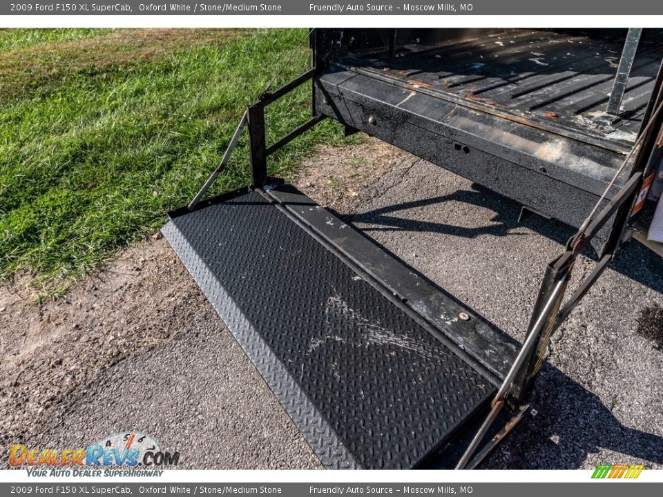 2009 Ford F150 XL SuperCab Oxford White / Stone/Medium Stone Photo #28