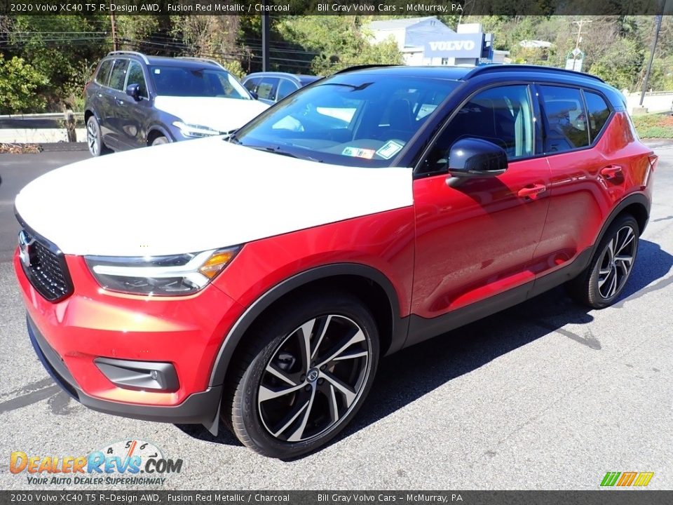 Front 3/4 View of 2020 Volvo XC40 T5 R-Design AWD Photo #5