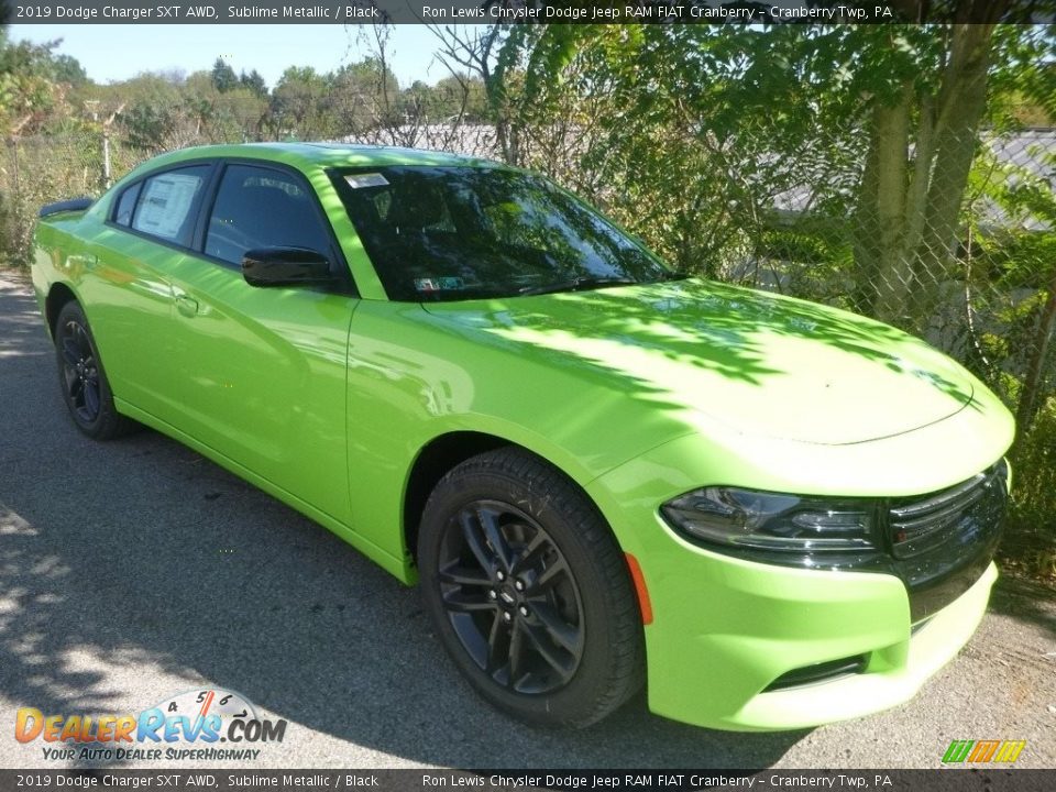 Front 3/4 View of 2019 Dodge Charger SXT AWD Photo #4