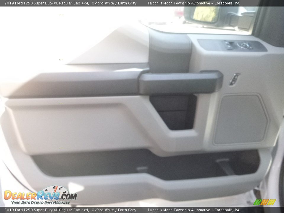 2019 Ford F250 Super Duty XL Regular Cab 4x4 Oxford White / Earth Gray Photo #10
