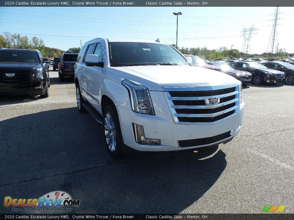 Front 3/4 View of 2020 Cadillac Escalade Luxury 4WD Photo #1