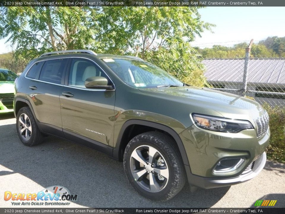 Front 3/4 View of 2020 Jeep Cherokee Limited 4x4 Photo #2