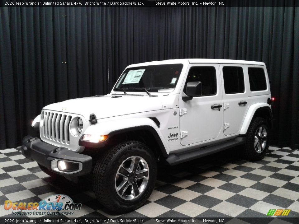 Front 3/4 View of 2020 Jeep Wrangler Unlimited Sahara 4x4 Photo #2