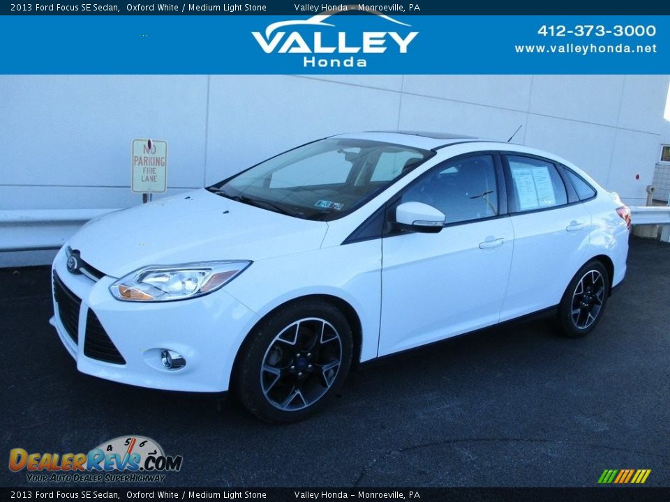2013 Ford Focus SE Sedan Oxford White / Medium Light Stone Photo #1
