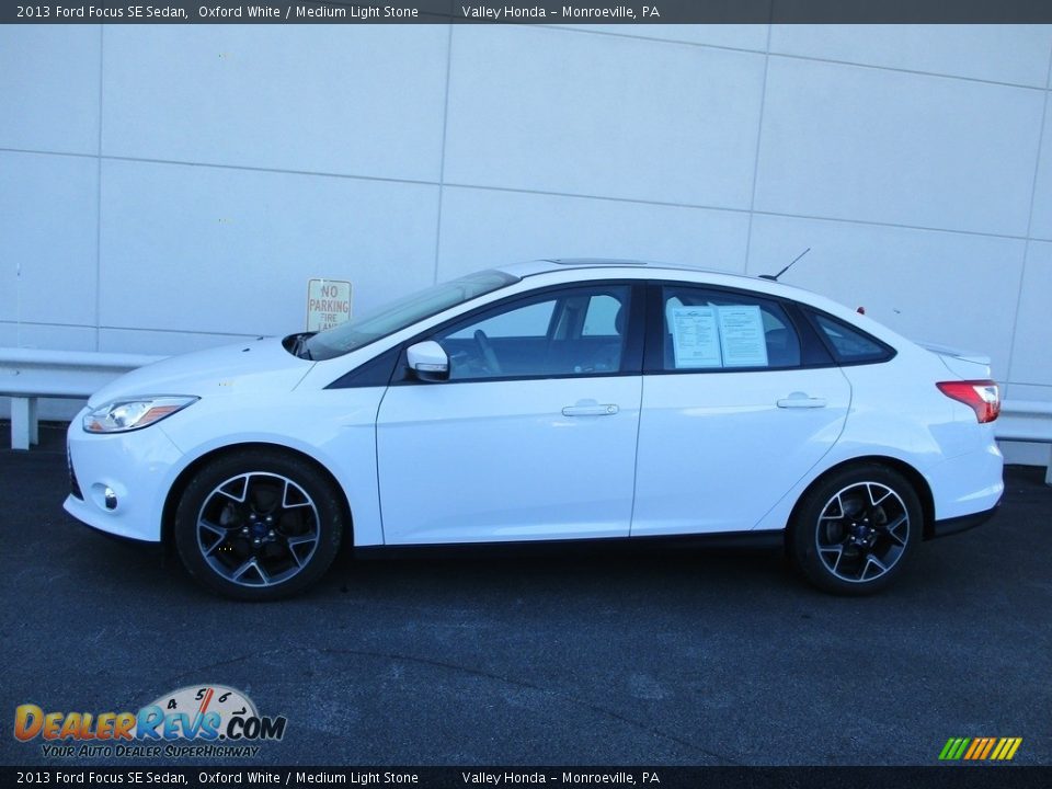 2013 Ford Focus SE Sedan Oxford White / Medium Light Stone Photo #2