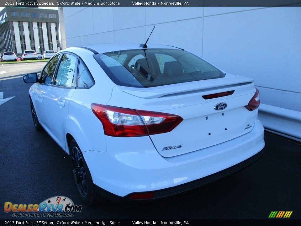 2013 Ford Focus SE Sedan Oxford White / Medium Light Stone Photo #3