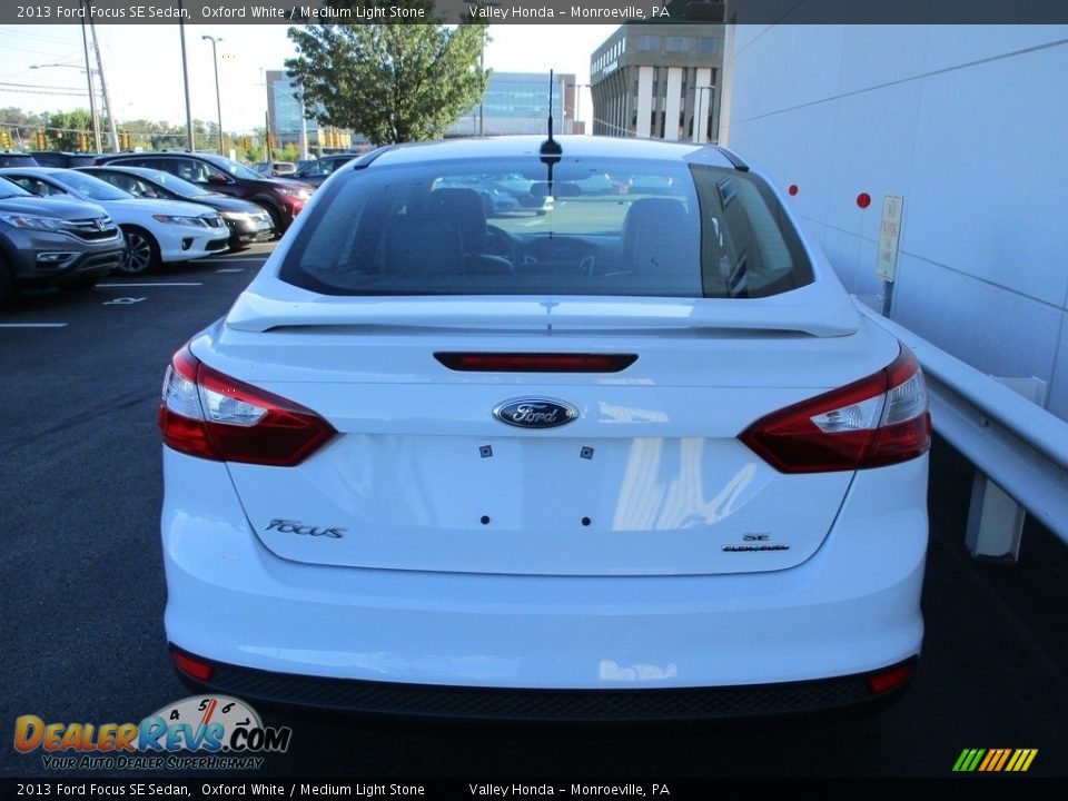 2013 Ford Focus SE Sedan Oxford White / Medium Light Stone Photo #4