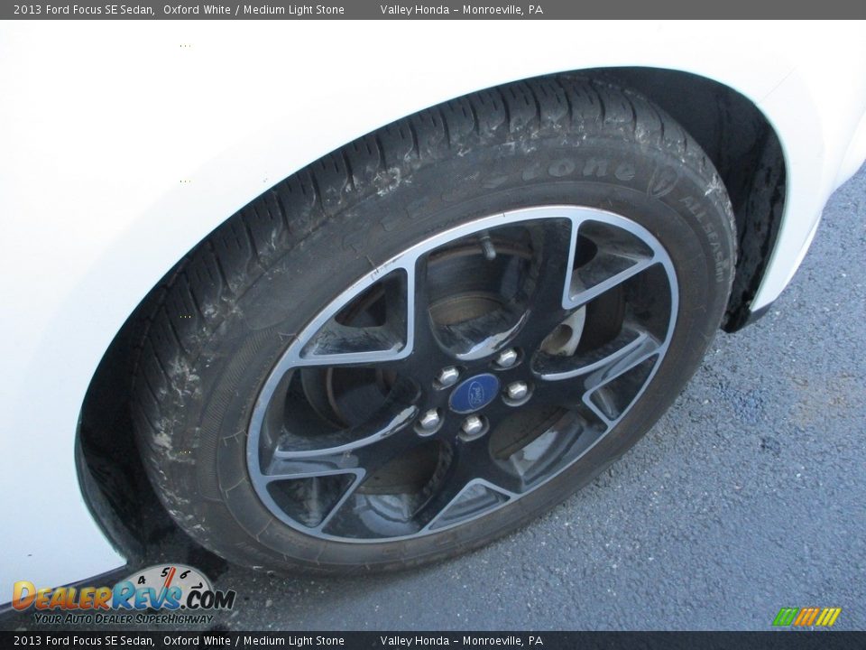 2013 Ford Focus SE Sedan Oxford White / Medium Light Stone Photo #7