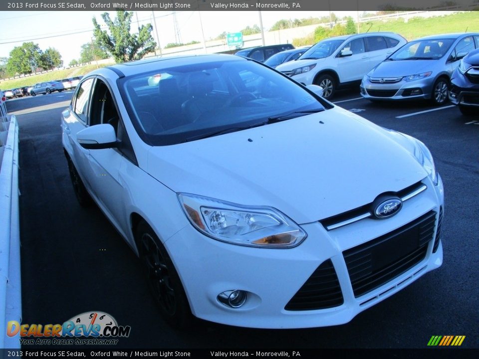 2013 Ford Focus SE Sedan Oxford White / Medium Light Stone Photo #8