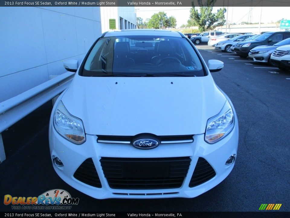 2013 Ford Focus SE Sedan Oxford White / Medium Light Stone Photo #9