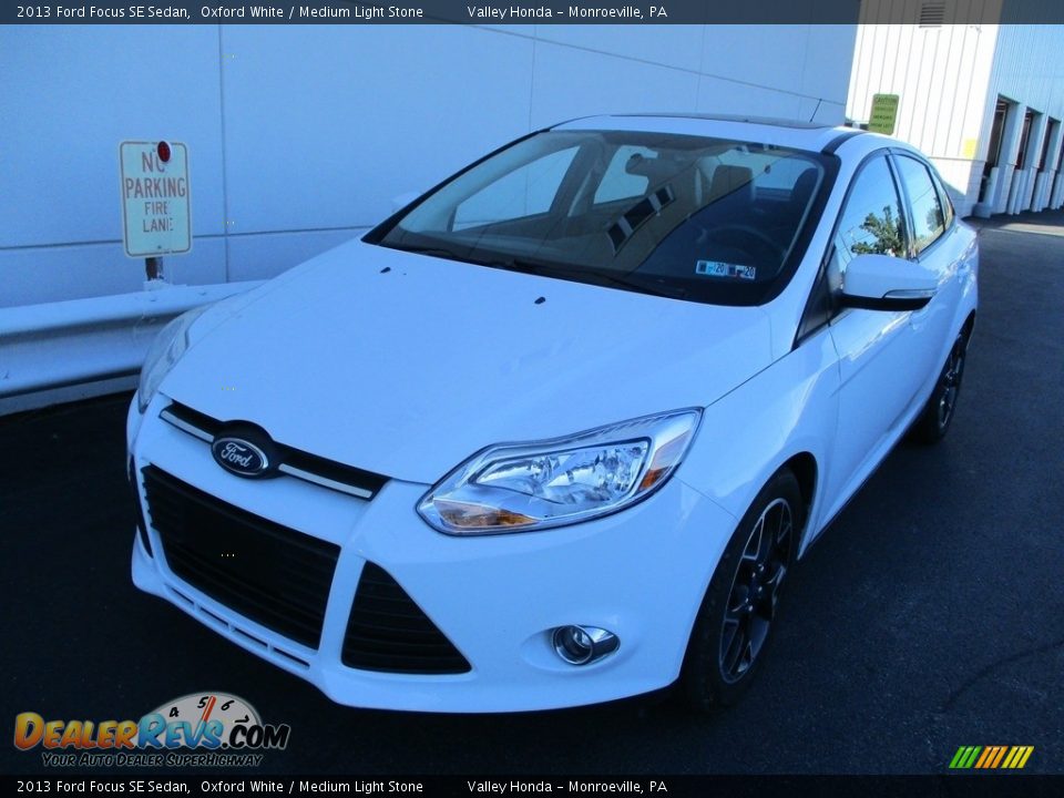 2013 Ford Focus SE Sedan Oxford White / Medium Light Stone Photo #10