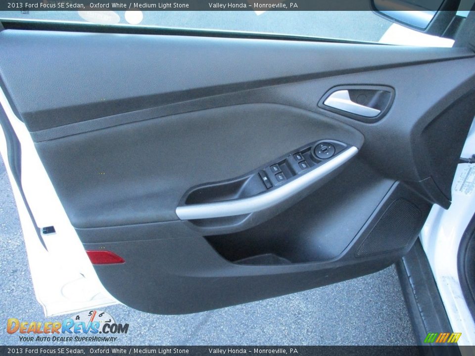 2013 Ford Focus SE Sedan Oxford White / Medium Light Stone Photo #11