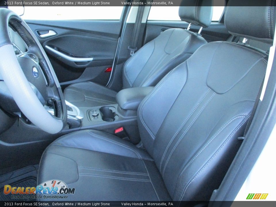 2013 Ford Focus SE Sedan Oxford White / Medium Light Stone Photo #12