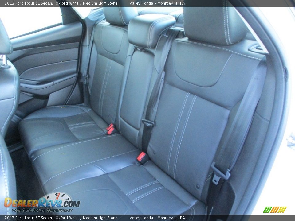 2013 Ford Focus SE Sedan Oxford White / Medium Light Stone Photo #13