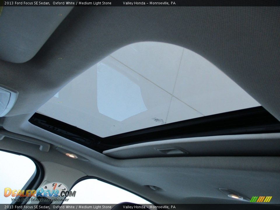 2013 Ford Focus SE Sedan Oxford White / Medium Light Stone Photo #14