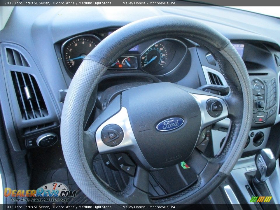 2013 Ford Focus SE Sedan Oxford White / Medium Light Stone Photo #15