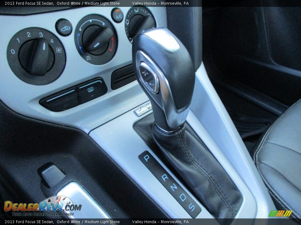 2013 Ford Focus SE Sedan Oxford White / Medium Light Stone Photo #16