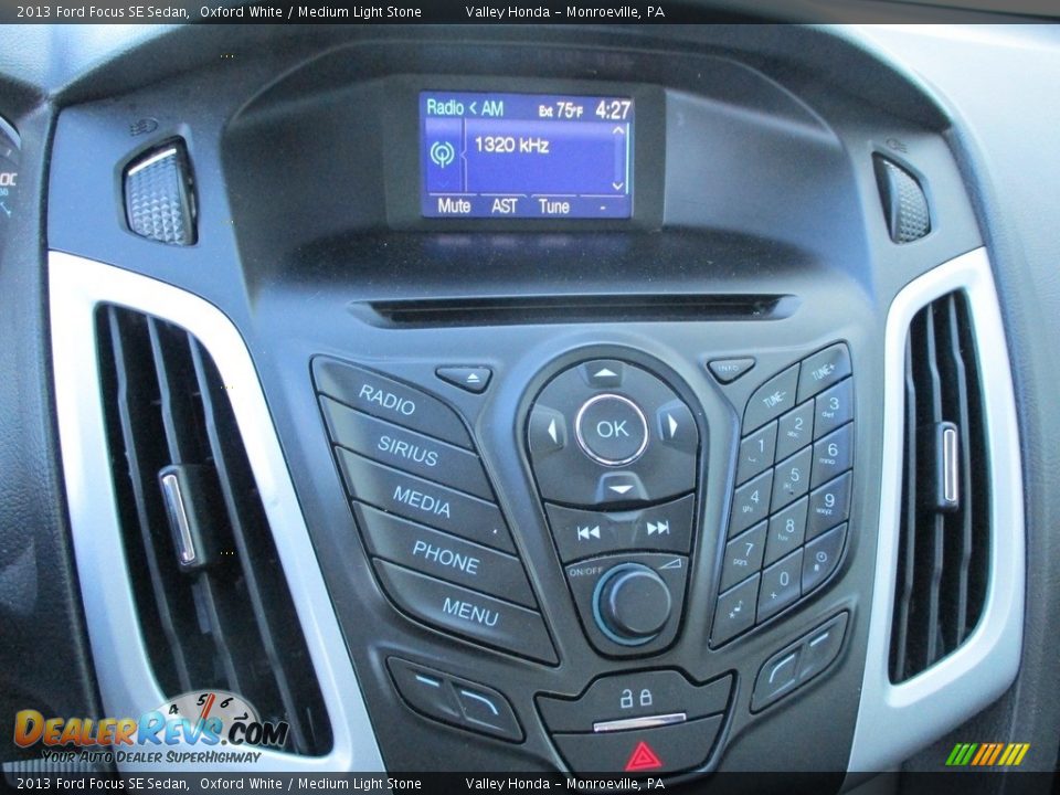 2013 Ford Focus SE Sedan Oxford White / Medium Light Stone Photo #17