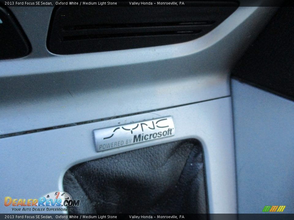 2013 Ford Focus SE Sedan Oxford White / Medium Light Stone Photo #18