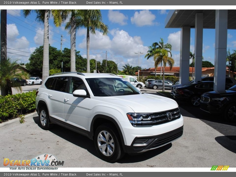 Front 3/4 View of 2019 Volkswagen Atlas S Photo #1