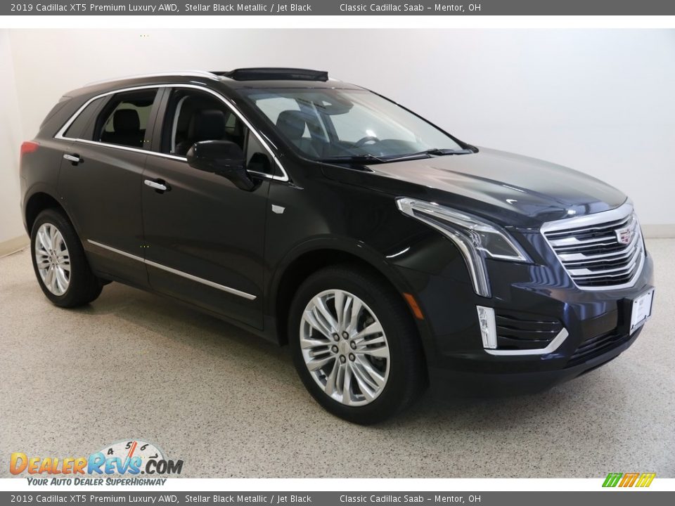Front 3/4 View of 2019 Cadillac XT5 Premium Luxury AWD Photo #1