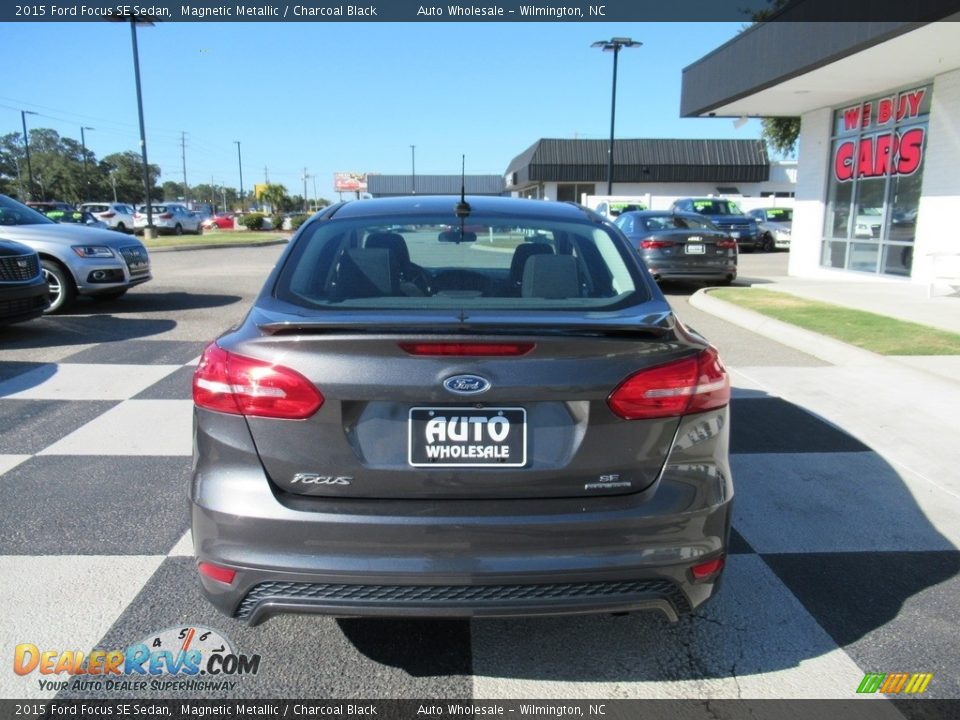 2015 Ford Focus SE Sedan Magnetic Metallic / Charcoal Black Photo #4