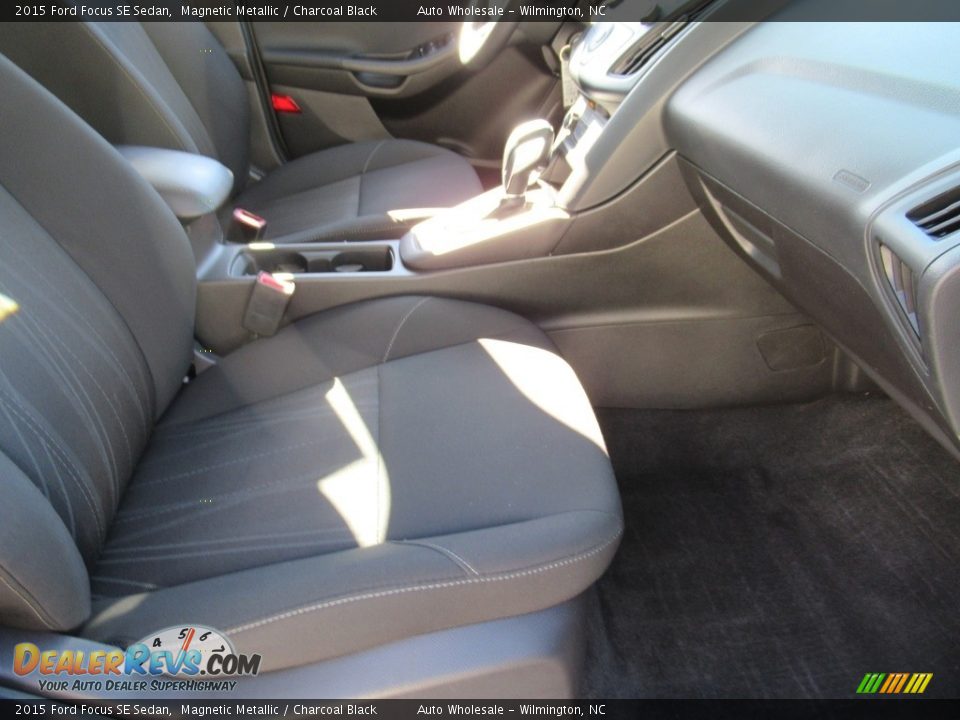 2015 Ford Focus SE Sedan Magnetic Metallic / Charcoal Black Photo #13