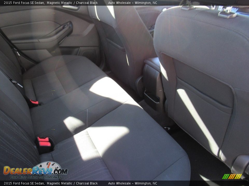 2015 Ford Focus SE Sedan Magnetic Metallic / Charcoal Black Photo #14