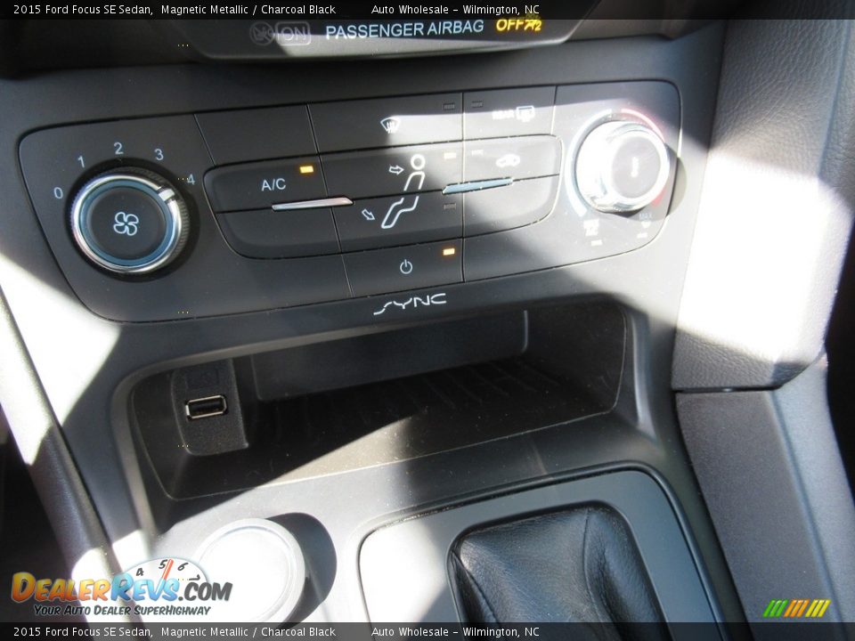 2015 Ford Focus SE Sedan Magnetic Metallic / Charcoal Black Photo #18