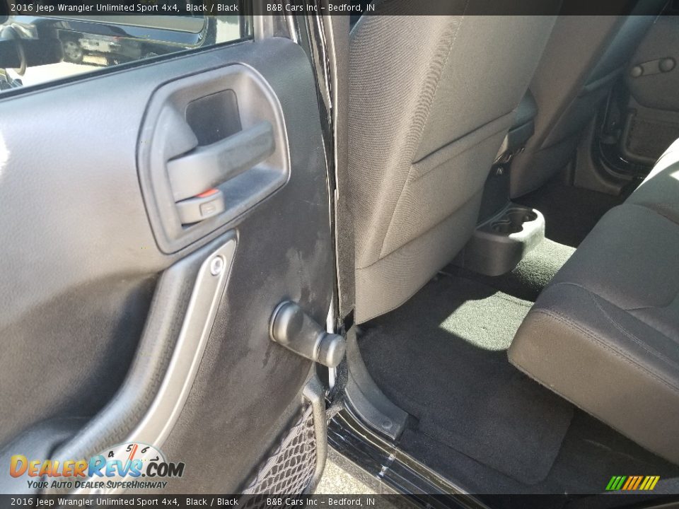 2016 Jeep Wrangler Unlimited Sport 4x4 Black / Black Photo #17