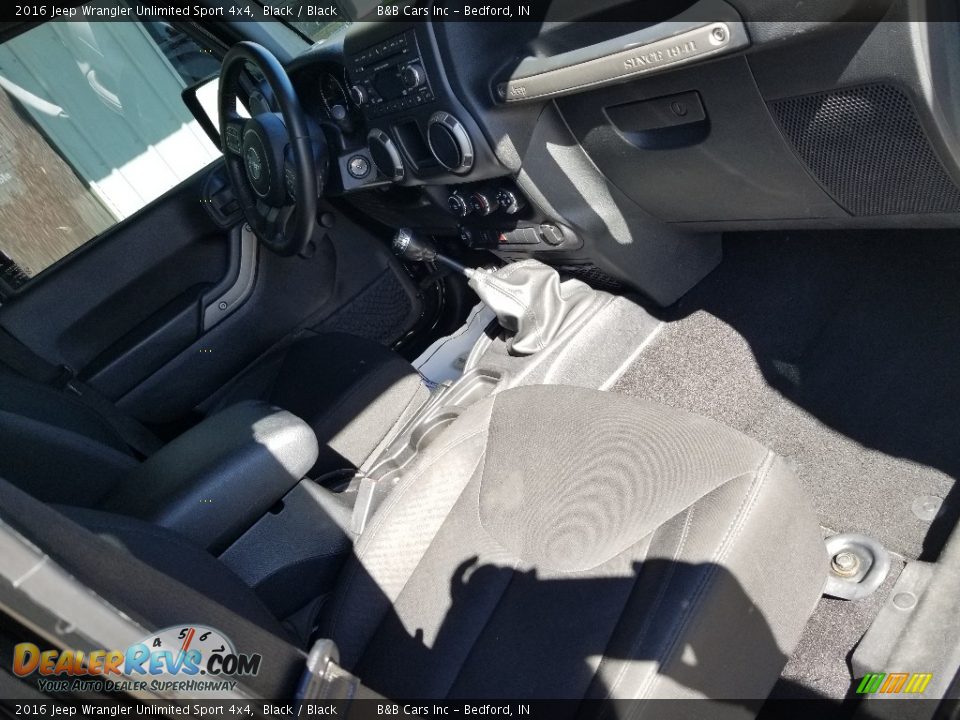 2016 Jeep Wrangler Unlimited Sport 4x4 Black / Black Photo #22