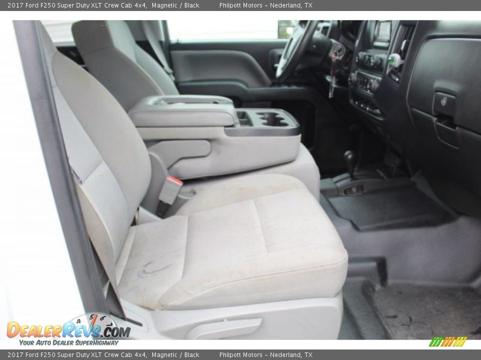 2017 Ford F250 Super Duty XLT Crew Cab 4x4 Magnetic / Black Photo #23
