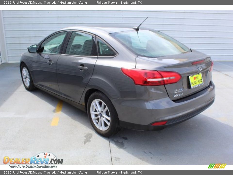 2016 Ford Focus SE Sedan Magnetic / Medium Light Stone Photo #6