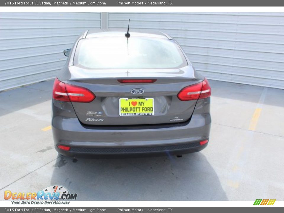 2016 Ford Focus SE Sedan Magnetic / Medium Light Stone Photo #7
